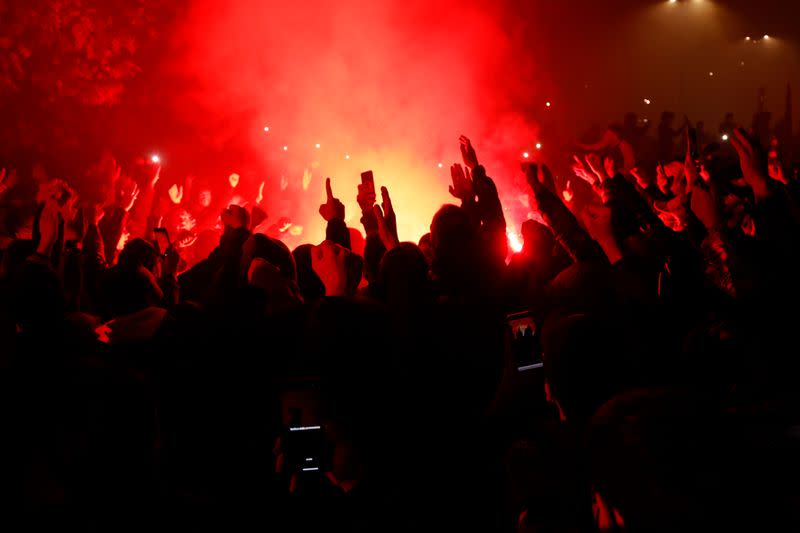 Personas con bengalas encendidas se reúnen para recordar a la leyanda del fútbol argentino Diego Maradona fuera del estadio San Paolo, en Nápoles, Italia
