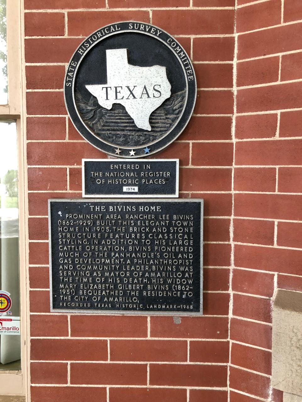 A plaque designating the Lee & Mary E. Bivins home as being on the National Registry of Historic Homes.