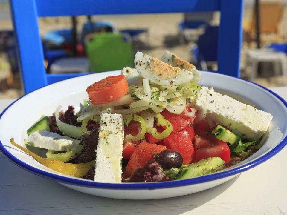 Griechischer Salat ist knackig und frisch. - Copyright: artfood/Shuttershock