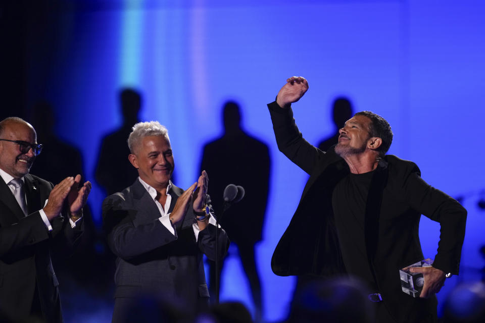 El director ejecutivo de La Academia Latina de la Grabación, Manuel Abud, izquierda, y Alejandro Sanz, centro, entregan el Premio de la Presidencia a Antonio Banderas durante la 24a entrega anual del Latin Grammy en Sevilla, España, el 16 de noviembre de 2023. (Foto Jose Breton/Invision/AP)