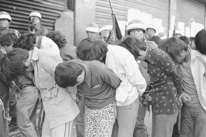 1980年5月27日，南韓軍人逮捕參與「光州民主化運動」的學生（美聯社）