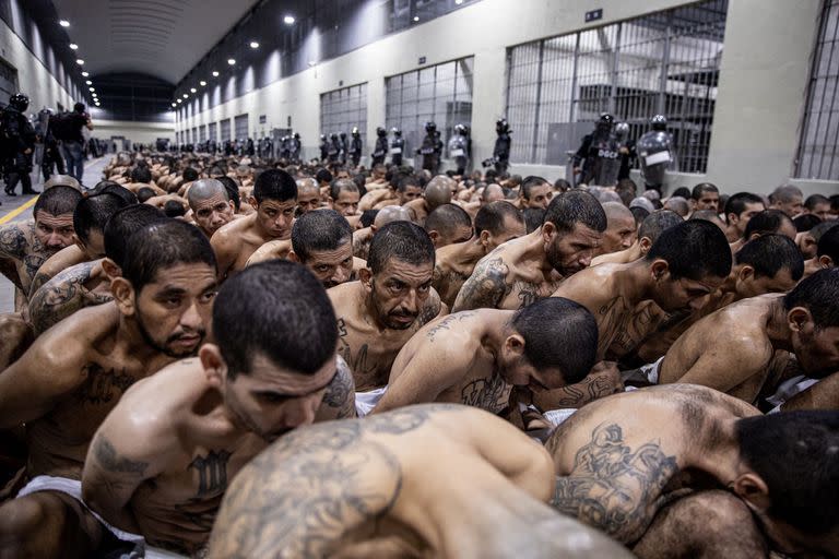 Una imagen del segundo traslado de detenidos en El Salvador a la megacárcel en Tecoluca, cerca de San Salvador, por la que ha sido cuestionado el presidente Bukele. (EL SALVADOR'S PRESIDENCY PRESS OFFICE / AFP) - Créditos: @-