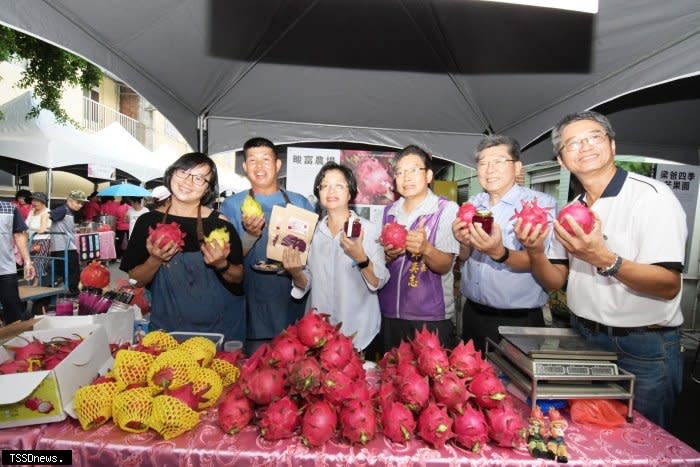 田中鎮農會舉辦創意米食暨蔬果嘉年華行銷推廣活動，歡迎大家力挺農友多多選購採買。（記者方一成攝）