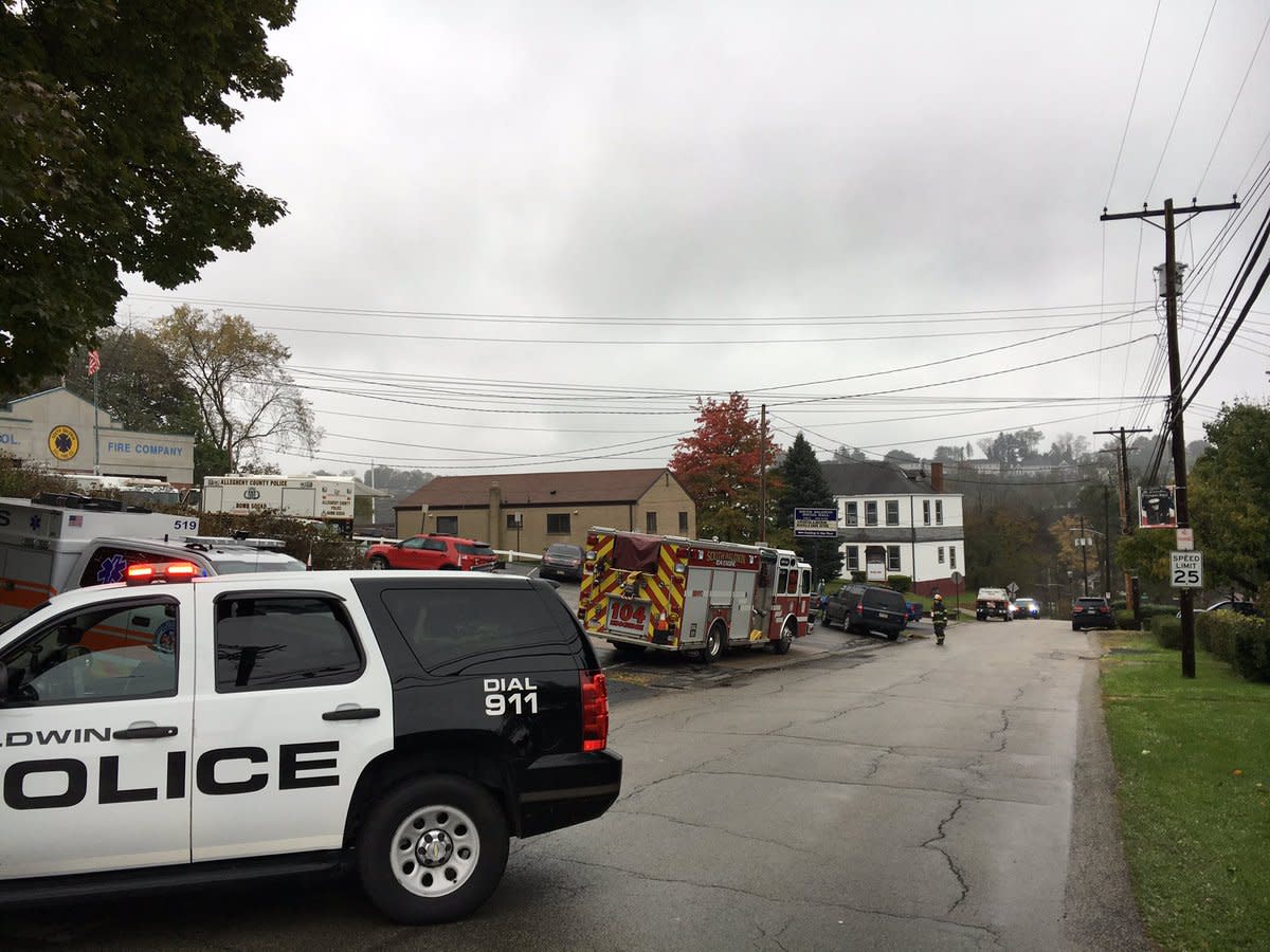 Police search an apartment complex on Saturday where the alleged gunman in the Tree of Life synagogue massacre lived. (Photo: Courtney Brennan/WPXI via Twitter)