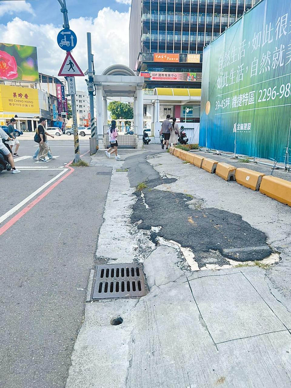 台中市英才路、台灣大道口的人行地下道入口處存在高低差，十分危險。（馮惠宜攝）