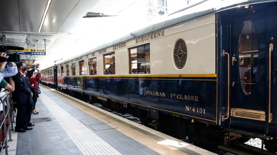 Ein Luxuszug "La Dolce Vita" steht am Bahnhof Roma Ostiense. Die Bahn in Italien plant neue Luxuszüge, die Touristen ab 2023 in edlen Waggons bei mehrtägigen Reisen durch das Land gondeln sollen.