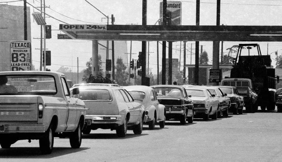 Vehicles line up for gasoline at service station during gas shortages, May 3, 1979 in Long Beach, California.<span class="copyright">Getty Images/Bob Riha, Jr.</span>