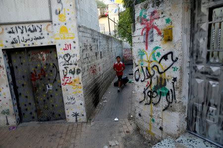 A Palestinian boy walks in an alley in Silwan, a Palestinian neighbourhood close to Jerusalem's Old City June 29, 2016. REUTERS/Ammar Awad