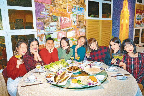 SG五女（右起）、麥子樂、余香凝及余潔滢相約食團年飯。