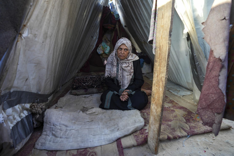 Nadia Hamouda, que se vio obligada a abandonar su hogar por la guerra entre Israel y Hamás, en la tienda de campaña en la que vive con su familia en Deir al Balah, Franja de Gaza, el 13 de junio de 2024. Su hija murió en la guerra. (AP Foto/Abdel Kareem Hana)