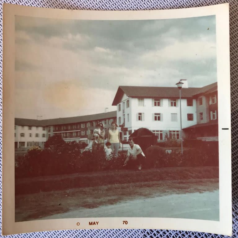 Postal familiar de mayo de 1970 en uno de los hoteles del complejo hotelero de Embalse en Córdoba