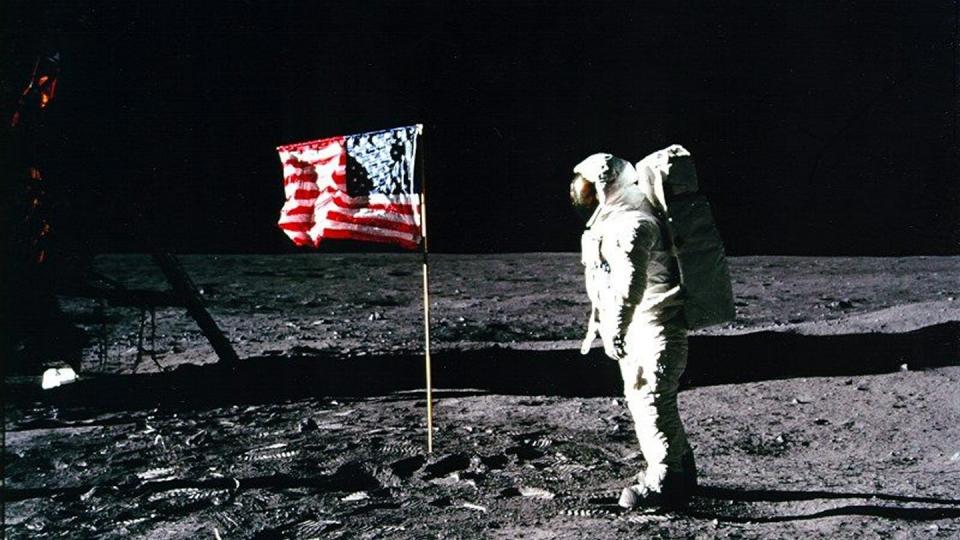 Apollo 11-Astronaut Edwin «Buzz» Aldrin steht 1969 neben der US-Flagge auf dem Mond. Foto: Nasa/EPA