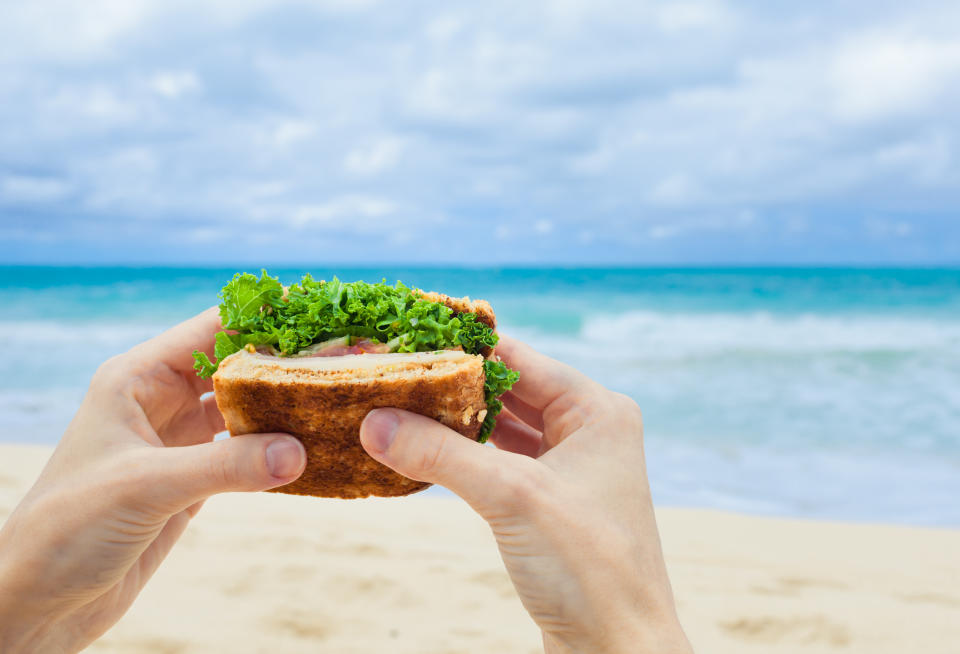 Existen múltiples opciones de snacks deliciosos y saludables para no pasar hambre ni descontrolarse durante las vacaciones. (Foto: Getty)
