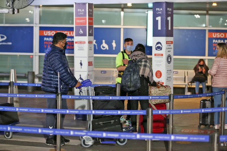 Llegan a Ezeiza pasajeros que estaban en el exterior