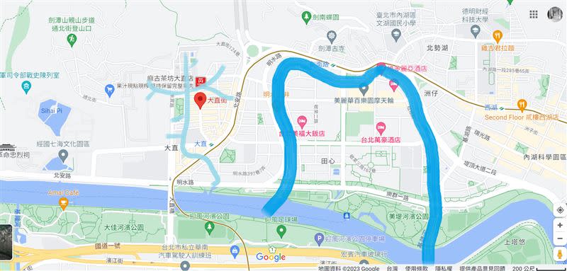 網友將過去地圖與新地圖重疊，可看見蜿蜒的舊基隆河和四海潭之間很明顯有一片埤圳。（圖／翻攝PTT）