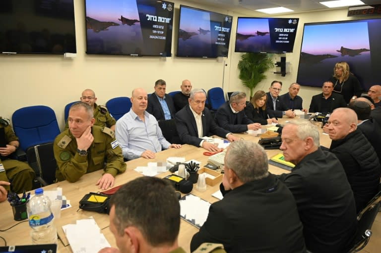 Israels Ministerpräsident Benjamin Netanjahu hatte am Sonntag mit dem Kriegskabinett über mögliche Vergeltungsmaßnahmen beraten. Medienberichten zufolge wurde noch keine Entscheidung getroffen. (-)