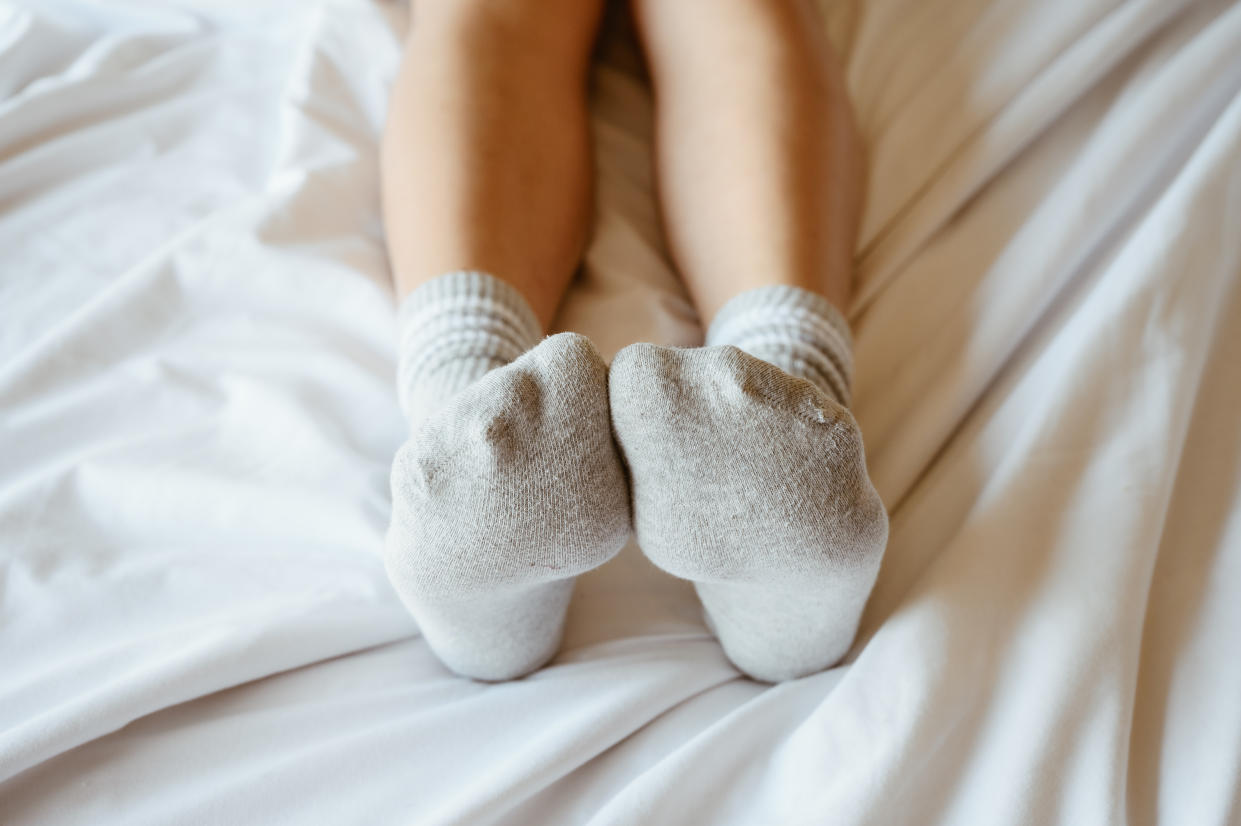 Socken im Bett? Das könnte eklig werden (Bild: Getty)