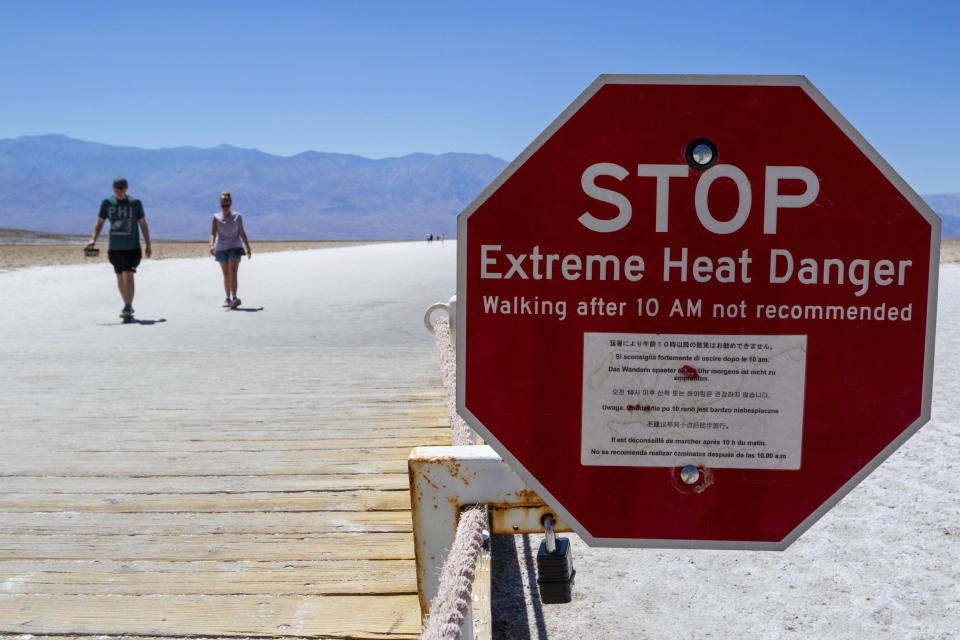 Un cartel advierte en varios idiomas sobre el calor extremo en el Parque Nacional Valle de la Muerte, en California, el martes 11 de julio de 2023. Julio es el mes más caluroso en el parque, con una temperatura máxima promedio de 46,5 grados Celsius (116 grados Fahrenheit). (AP Foto/Ty ONeil)