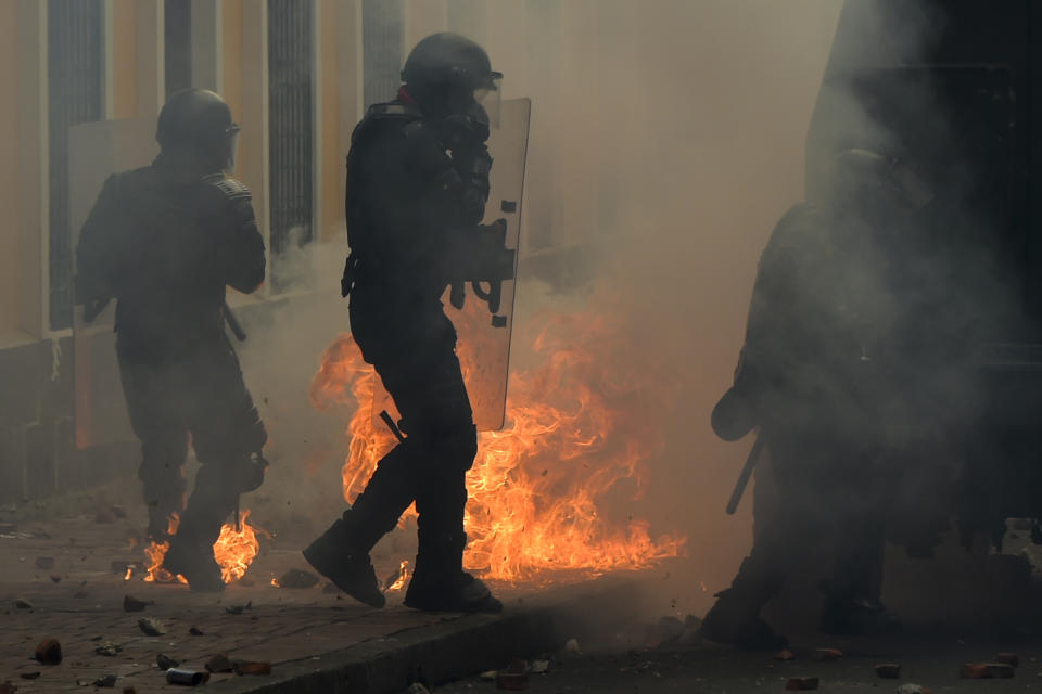 Riot police confront demonstrators during clashes in Quito as thousands march against Ecuadorean President Lenin Moreno's decision to slash fuel subsidies, on Oct. 9, 2019. (Photo: Rodrigo Buendia/AFP via Getty Images)