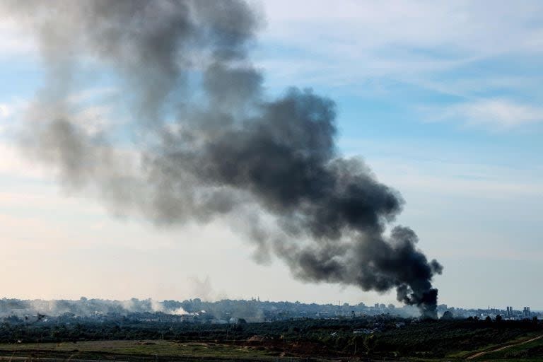 El sur de Israel, en la frontera con la Franja de Gaza, muestra humo sobre el territorio palestino durante el bombardeo israelí el 18 de enero de 2024. (JACK GUEZ / AFP)