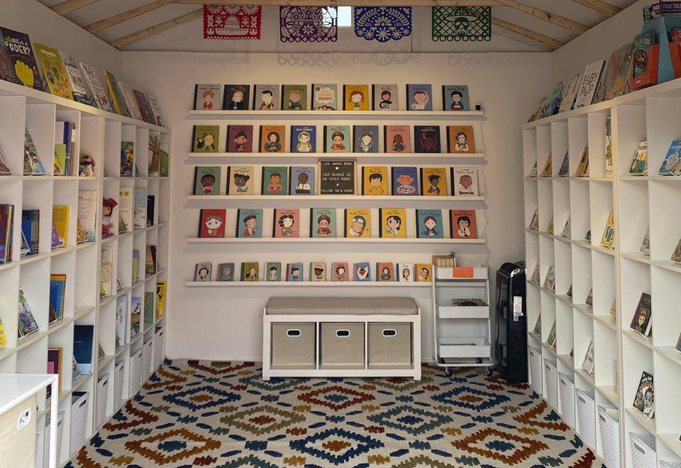 El interior de Los Amigos Books en Berwyn, Illinois. La librería independiente, propiedad de Laura Romani, se enfoca en libros para niños en inglés y español. (Laura Rodríguez-Romaní vía AP)