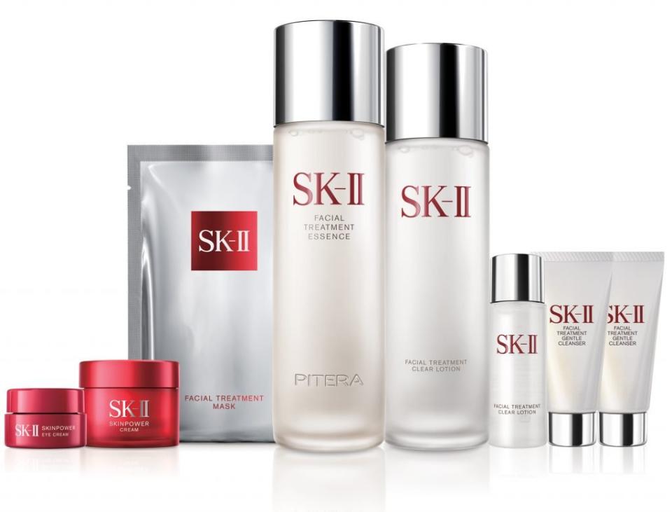 SK-II <strong>嫩膚清瑩精華套裝</strong>（HK$2,010*），套裝包括：護膚精華「神仙水¹」230mL、嫩膚清瑩露 160mL、淨肌護膚潔面乳 20g 2份、嫩膚清瑩露 30mL、SKINPOWER 能量精華霜 15g、SKINPOWER 能量眼霜 2.5g、護膚面膜 1片。