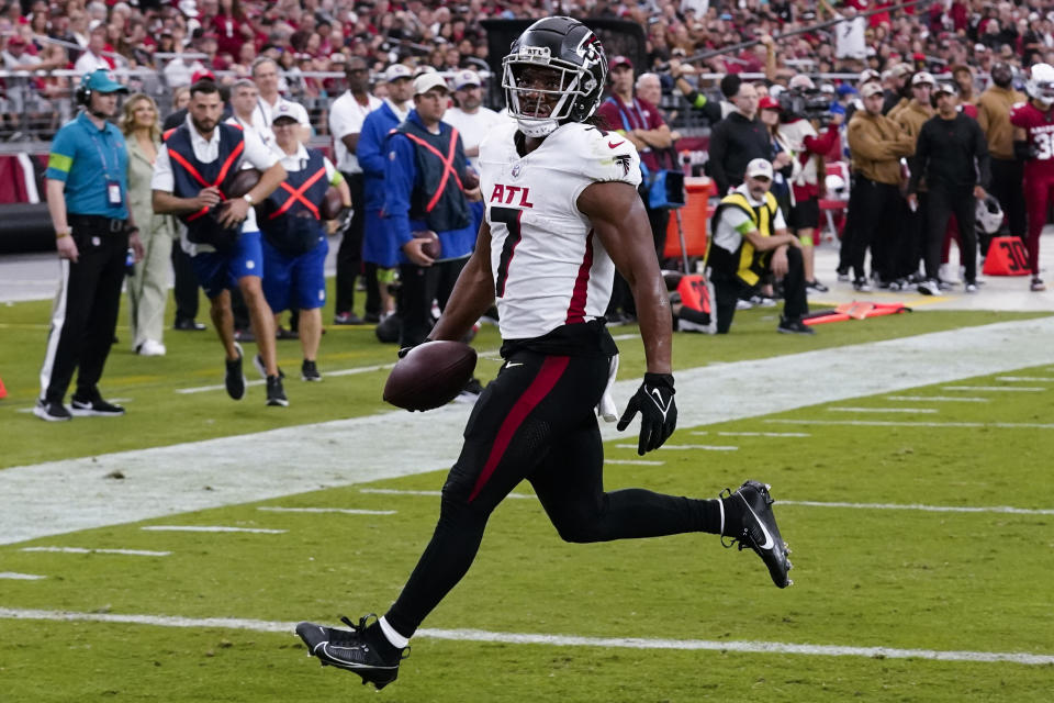 Atlanta Falcons running back Bijan Robinson (7) runs into the end zone for a touchdown against the Arizona Cardinals during the first half of an NFL football game, Sunday, Nov. 12, 2023, in Glendale, Ariz. (AP Photo/Ross D. Franklin)