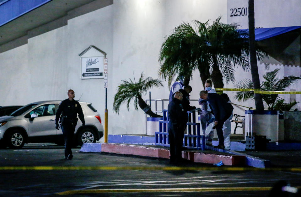 Police officers investigate a shooting at a bowling alley in the Los Angeles suburb of Torrance, Calif., Jan. 5, 2019. (Photo: Ringo Chiu/Reuters)