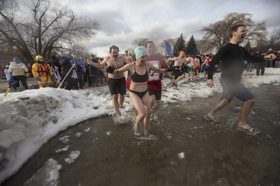 Participants take part in Courage Polar Bear Dip at Coronation Park in Oakville, January 1, 2015. This year's edition of the Courage Polar Bear Dip, in which hundreds of participants ran into Lake Ontario in subfreezing temperatures, will raise money for the "Rwanda: Right to Clean Water" project. REUTERS/Mark Blinch (CANADA - Tags: SOCIETY)