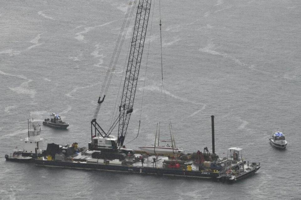 Cuadrillas recuperaron un barco hundido después de un choque mortal con el ferry de Fisher Island que mató a una persona el domingo 25 de junio de 2023.