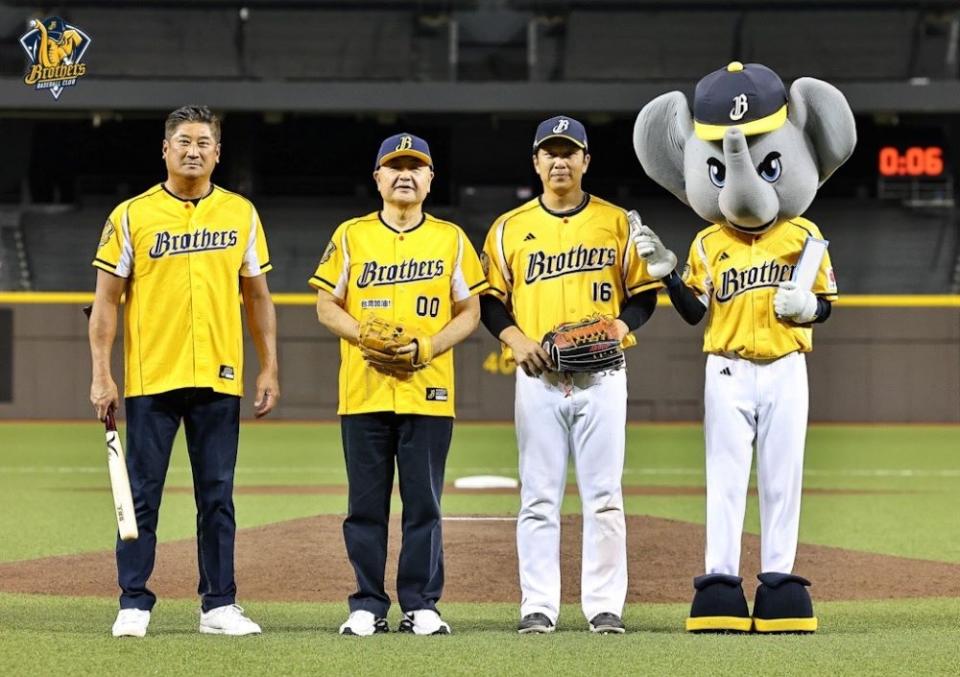 《圖說》中信兄弟與日本甲子園球場合作共同舉辦「阪神甲子園球場日—100週年大巨蛋特仕版」主題週活動前夕，中信兄弟球團特別邀請日本新任駐台代表-片山和之，為中信兄弟本週末在大巨蛋的三連戰賽事揭開序幕。〈中信育樂提供〉