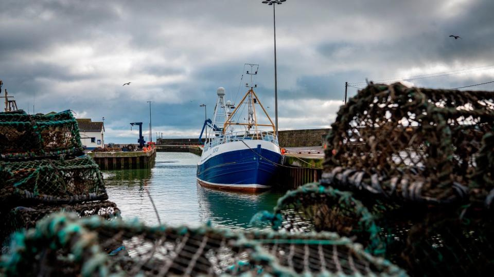 Ein Kutter liegt im Hafen vom britischen Kilkeel.