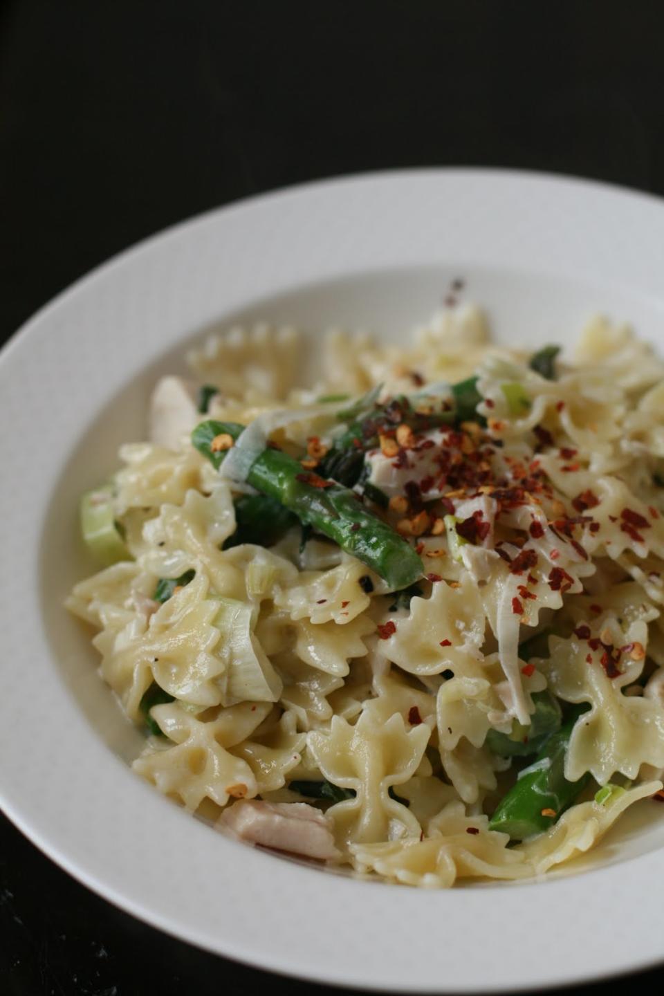 Creamy Pasta with Leeks and Asparagus