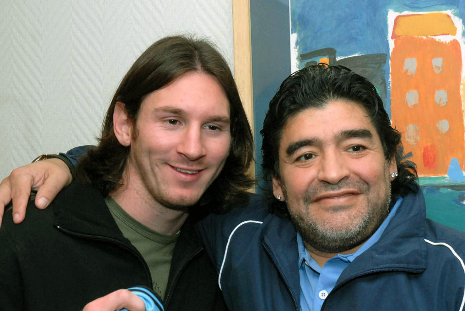 Dos estrellas: Maradona y Messi (AP Photo/Telam, Sebastian Granata, File)