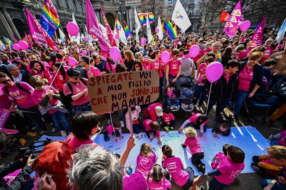 Plusieurs centaines de personnes ont manifesté samedi 18 mars à Milan pour protester contre des initiatives du gouvernement ultraconservateur de Giorgia Meloni visant à restreindre les droits des parents homosexuels. - GABRIEL BOUYS