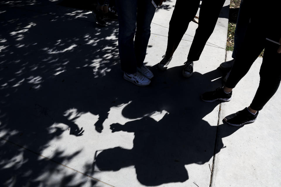 Estudiantes mexicanos usan sus sombras para reflejar el eclipse en el suelo
