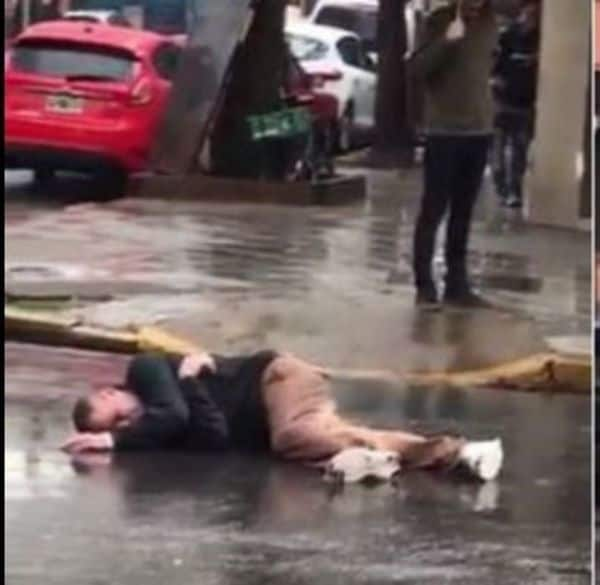 El hombre que estaba tirado en la calle gritaba “me quiero morir”. Foto: Primiciasya.com.