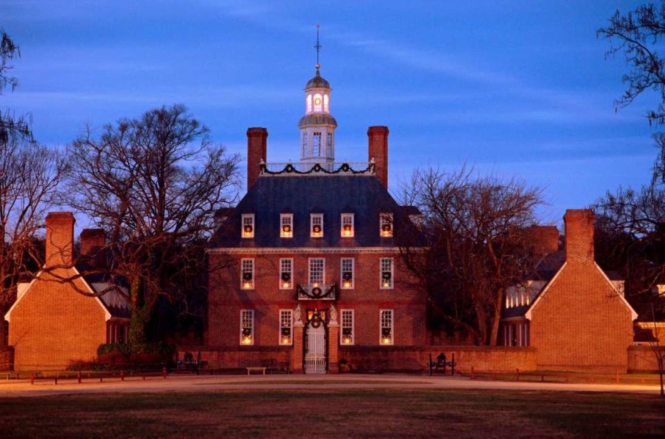 Williamsburg-Exterior-Building-with-wreaths