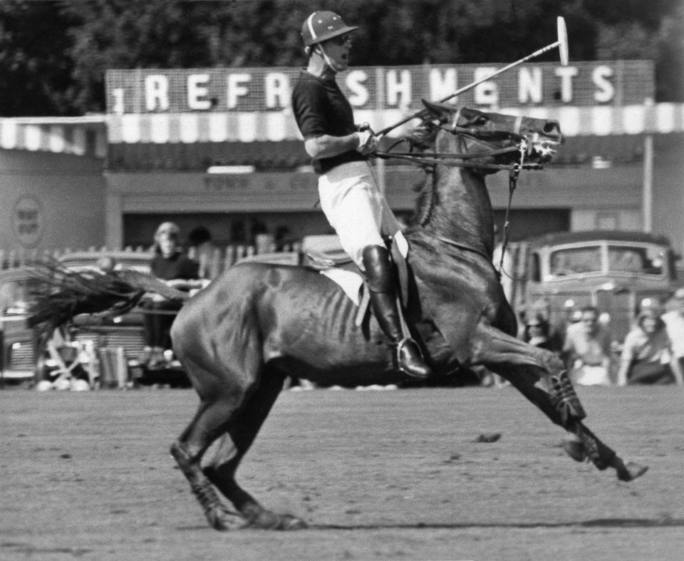 En esta foto del 20 de junio de 1965, el príncipe Felipe de Gran Bretaña durante n partido de polo en Windsor, Inglaterra. Su equipo ganó el juego. (AP Foto/Archivo)