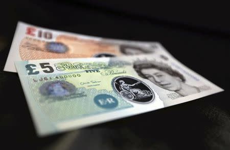 Sample polymer five and ten GB pound banknotes are seen on display at the Bank of England in London September 10, 2013. REUTERS/Chris Ratcliffe/pool