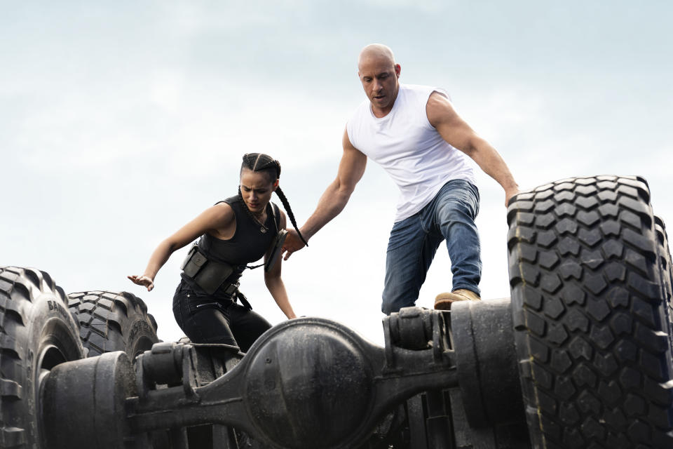 En esta imagen difundida por Universal Pictures, Nathalie Emmanuel y Vin Diesel en una escena de "F9". (Giles Keyte/Universal Pictures vía AP)