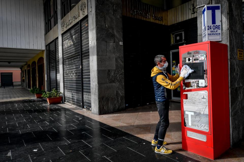 Las persianas están bajadas en bares, tiendas y centros comerciales. Las iglesias, oratorios y centros deportivos están cerrados.