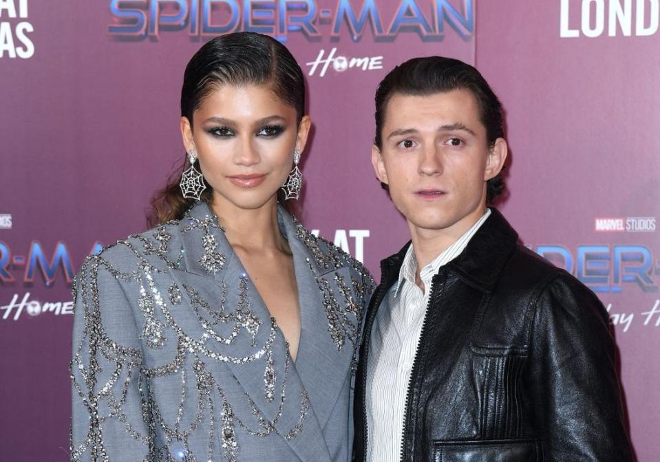 Afficheraient-ils leur amour au grand jour ? Main dans la main, regards remplis de tendresse… Tom Holland et Zendaya étaient réunis, dimanche 5 décembre, pour l’avant-première de « Spider-Man : No Way Home », à Londres. Les deux acteurs sont apparus très proches et complices, partageant des fous rires devant les caméras. Même en présence de Jacob Batalon, Tom Holland et Zendaya n’ont pu s’empêcher de se regarder passionnément.Pour l’événement, Tom Holland avait coiffé ses cheveux en arrière et revêtu une veste en cuir ajustée par-dessus une chemise blanche. Zendaya, de son côté, était étincelante de la tête aux pieds. Elle avait opté pour un blazer gris oversize couvert de paillettes sur les épaules et des collants assortis. Pour rappeler le film, l’actrice a complété sa tenue par des boucles d’oreilles en forme de toile d’araignée. Jacob Batalon avait quant à lui choisi un blazer à carreaux et un col roulé noir rehaussé par un collier.Zendaya et Tom Holland dévoilent leur amour au grand jourLes rumeurs sur la romance entre les deux acteurs avaient émergé alors qu’ils avaient été photographiés en train de s’embrasser dans une voiture en juillet dernier. Sur les réseaux sociaux, ils n’hésitent pas à montrer leur amour. Pour le 25e anniversaire de Zendaya au mois de septembre dernier, Tom Holland avait posté une photo des coulisses du tournage de « Spider-Man ». Dans une interview pour le magazine « InStyle », l’actrice de 25 ans avait confié qu’elle aimait le temps passé avec son partenaire de jeu. « Il est très amusant, avait-elle affirmé. Il est très charismatique, il peut mettre tout le monde à l’aise, faire rire et avoir une bonne discussion avec n’importe qui. »Depuis, Tom Holland a officialisé leur couple lors d’un entretien accordé à « GQ », tout en expliquant pourquoi il avait souhaité garder leur relation secrète. « J’ai toujours voulu garder ma vie privée pour moi, parce que je partage déjà tellement de choses avec tout le monde, avait-il expliqué. On s’est en quelque sorte sentis privés de notre intimité. Ce n’est pas qu’on n’était pas prêts à en parler, c’est juste que nous n’en avions pas envie. »