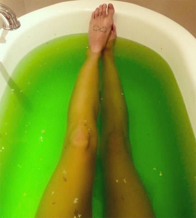 Sharni's toes in a green bath. Source: Instagram