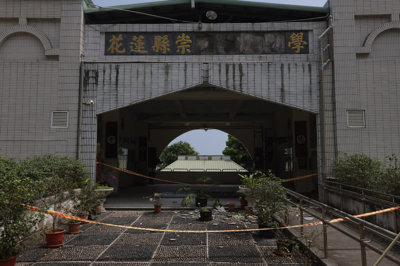 花蓮遭強震重創，衛生福利部4日公布勸募專戶，民眾可透過匯款、集資平台、LinePay三大管道捐款。圖為花蓮崇德國小，建築物磁磚掉落碎裂一地。 （中央社資料照）