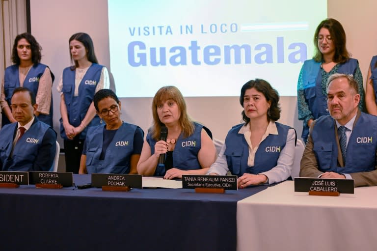 La relatora para Guatemala de la Comisión Interamericana de Derechos Humanos (CIDH), Andrea Pochak (C), pronuncia un discurso en el inicio de una visita de cinco días al país centroamericano, el 22 de julio de 2024. (JOHAN ORDONEZ)