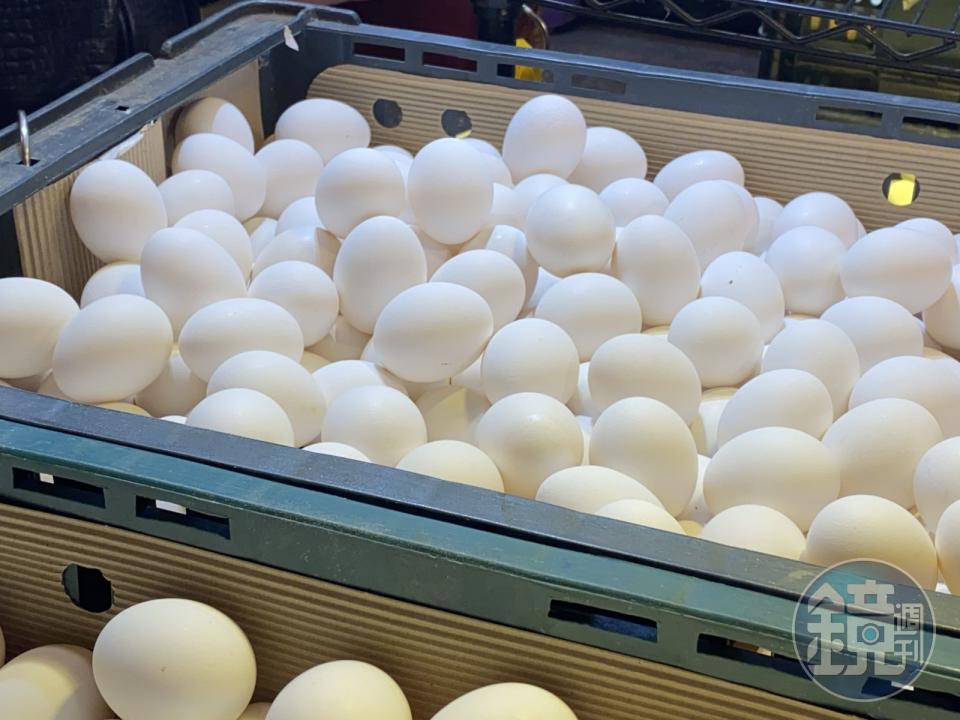 為減輕蛋商囤放與銷售壓力，明天蛋價調降3元，批發價每台斤降為49元，產地價則降為42.5元。（本刊資料照）