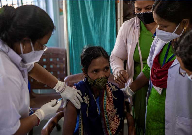 印度疫情延燒，許多民眾無法得到足夠的醫療資源。達志影像