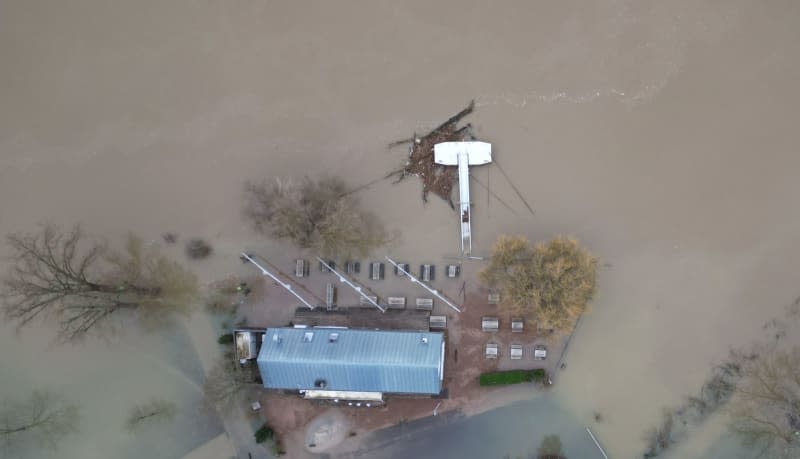 An aerial view shows the Rheinschanke near Hattenheim surrounded by the flood waters of the Rhine. Hessian State Agency for Nature Conservation, Environment and Geology (HLNUG) reports that the flood situation in Hesse is gradually improving. Arne Dedert/dpa