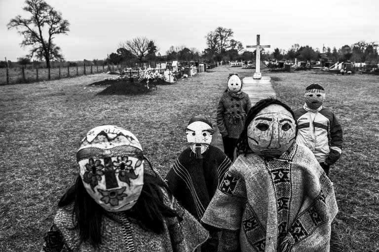 28 de julio de 2019. Maihue, Los Ríos, Chile.

Niños en el cementerio mapuche de Maihue. En las cercanías se pretende instalar una central hidroeléctrica, donde las comunidades de la zona se oponen al proyecto. Las máscaras se utilizan en los 